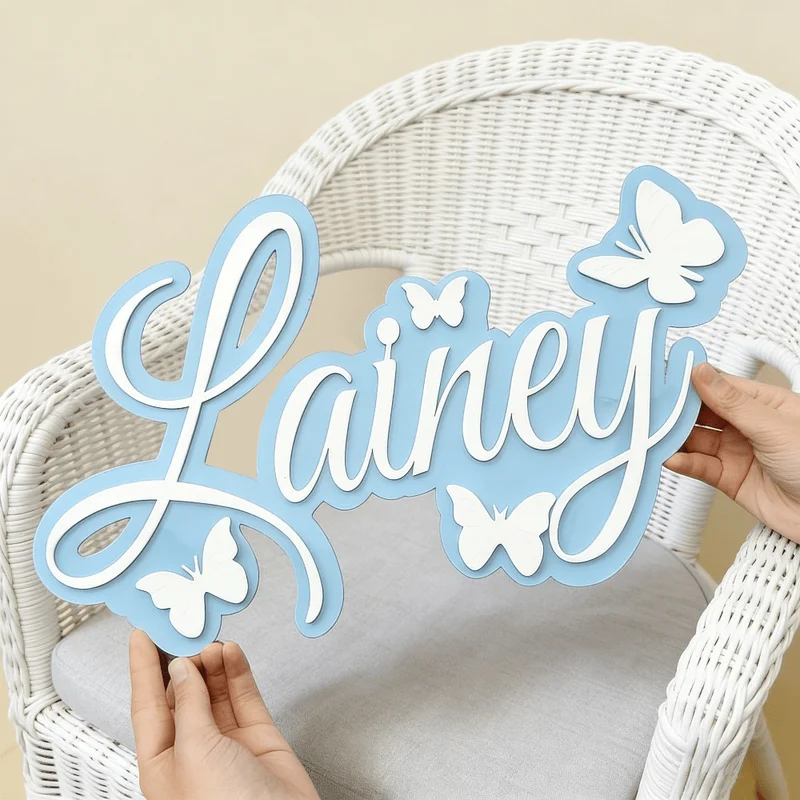 Baby Nursery Kids - パーソナライズされた赤ちゃんの名前プレート、白い蝶の青いデザイン、子供部屋用のミニマルな壁飾り