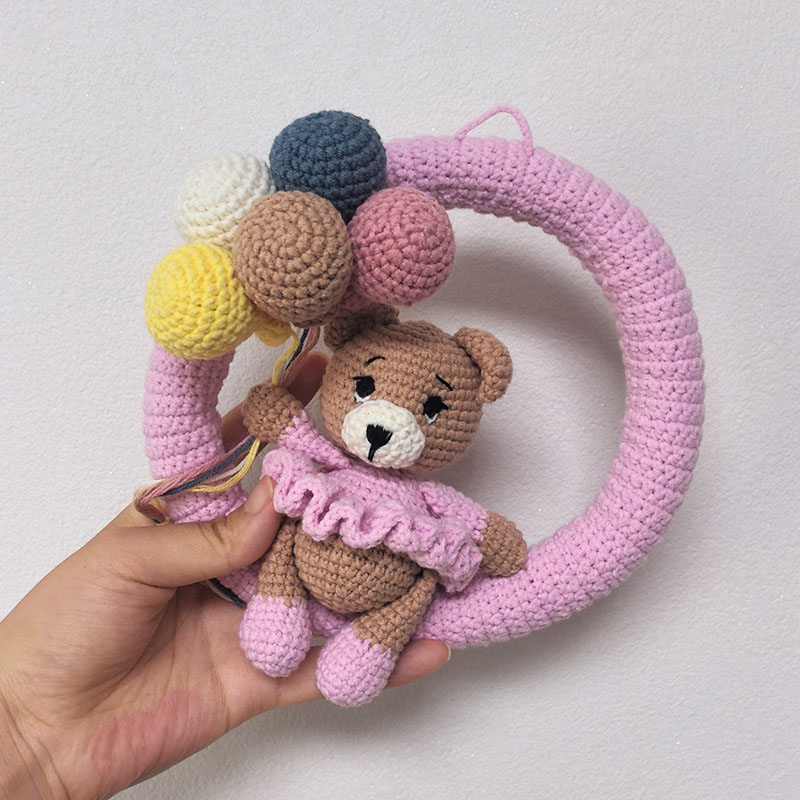 クマと風船付きのパーソナライズされたかぎ針編みのネームリース - Baby Nursery Unisex のレビューと価格